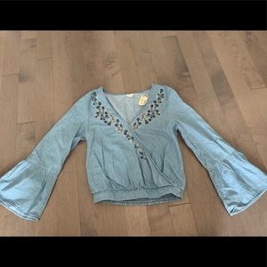 Aero NWT bell sleeve top
